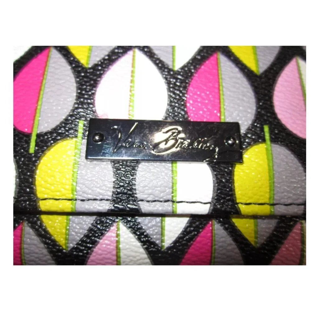 VERA BRADLEY VINYL TRIFOLD LEAF PRINT WALLET, MAGNETIC CLOSE, # 530W